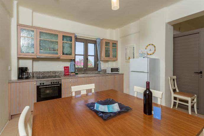 Equipped kitchen . - Panormos Villas Collection . (Galería de imágenes) }}