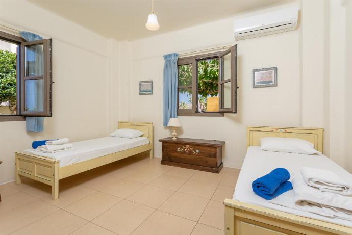 Twin bedroom with A/C . - Panormos Villas Collection . (Galería de imágenes) }}