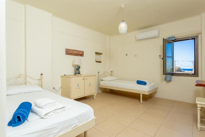 Twin bedroom with en suite bathroom, A/C, and balcony with sea views . - Panormos Villas Collection . (Galería de imágenes) }}