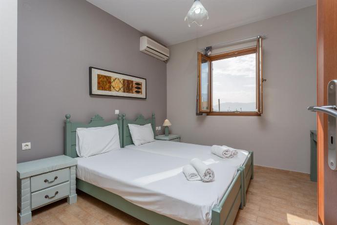 Twin bedroom with A/C and balcony access . - Neria Villas Collection . (Fotogalerie) }}