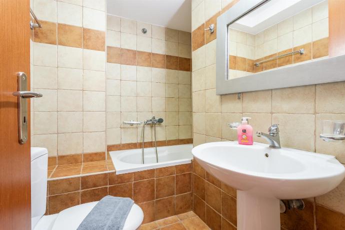 Family bathroom with bath and shower . - Neria Villas Collection . (Fotogalerie) }}