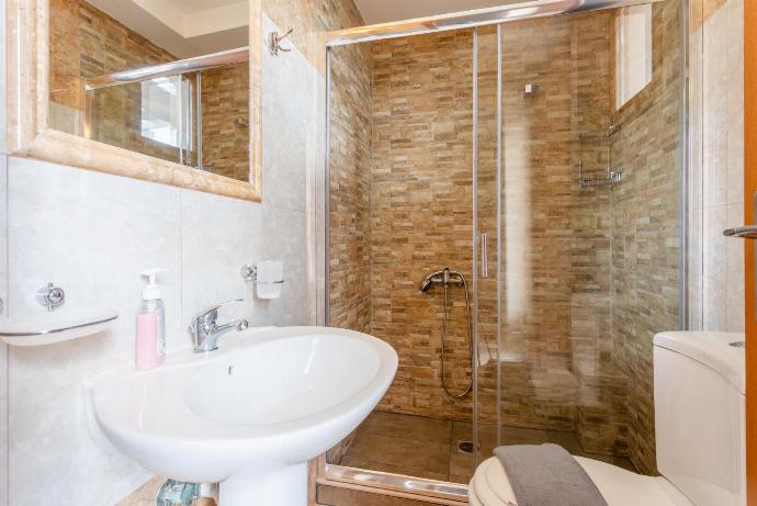 Family bathroom with shower . - Neria Villas Collection . (Photo Gallery) }}