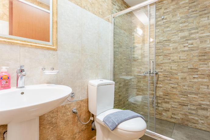 Family bathroom with shower . - Neria Villas Collection . (Photo Gallery) }}