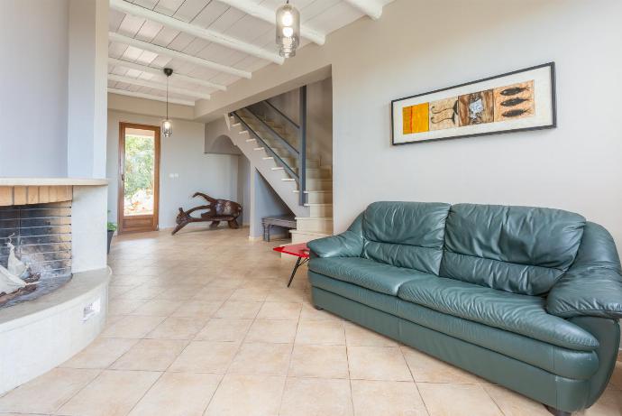 Open-plan living room with sofas, dining area, kitchen, ornamental fireplace, WiFi internet, satellite TV, DVD player, and terrace access  . - Neria Villas Collection . (Galleria fotografica) }}