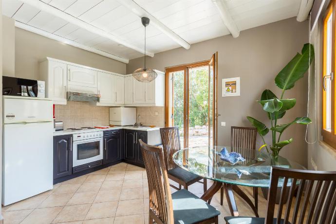 Equipped kitchen . - Neria Villas Collection . (Fotogalerie) }}