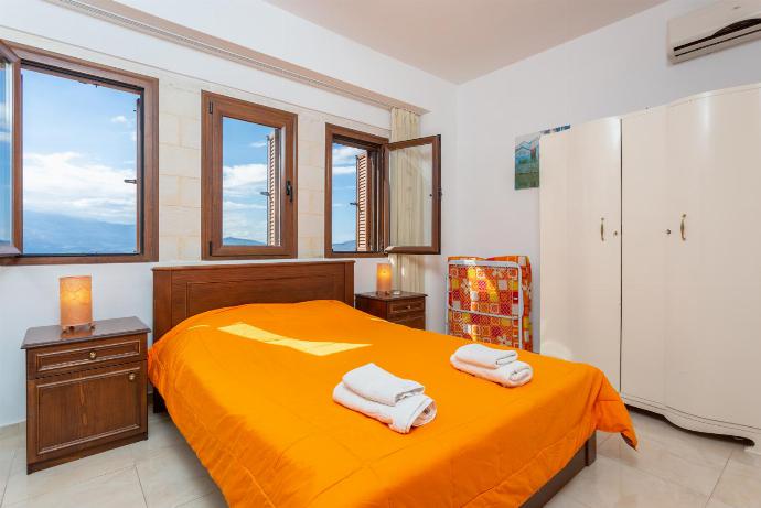 Double bedroom with A/C . - Kefalas Villas Collection . (Galleria fotografica) }}