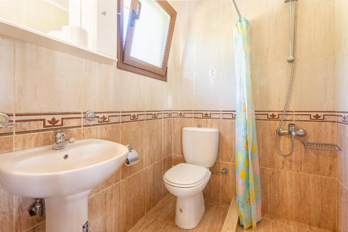 Family bathroom with shower . - Kefalas Villas Collection . (Galería de imágenes) }}