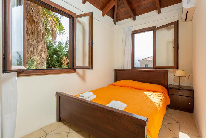 Double bedroom with A/C . - Kefalas Villas Collection . (Photo Gallery) }}