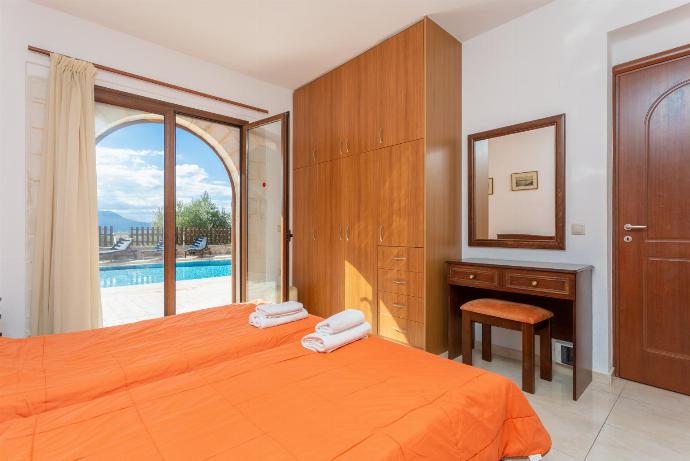 Twin bedroom with A/C and pool terrace access . - Kefalas Villas Collection . (Galerie de photos) }}