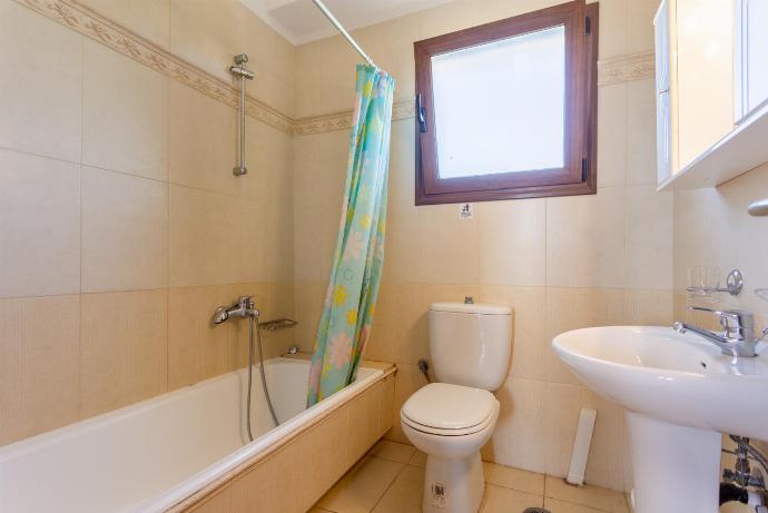 Family bathroom with bath and shower . - Kefalas Villas Collection . (Photo Gallery) }}