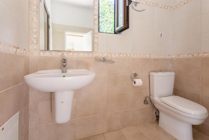 Family bathroom with shower . - Kefalas Villas Collection . (Galería de imágenes) }}