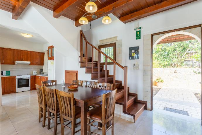 Open-plan living room with sofa, dining area, kitchen, ornamental fireplace, WiFi internet, satellite TV, DVD player, and pool terrace access . - Kefalas Villas Collection . (Galería de imágenes) }}