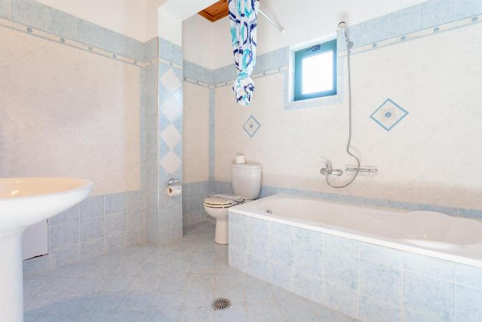 Family bathroom with bath and shower . - Spiros Villas Collection . (Fotogalerie) }}