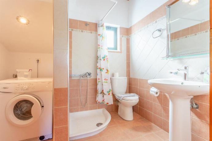 Family bathroom with shower . - Spiros Villas Collection . (Fotogalerie) }}