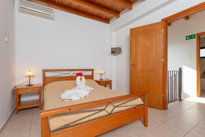Double bedroom with A/C and balcony access with sea views . - Spiros Villas Collection . (Galería de imágenes) }}