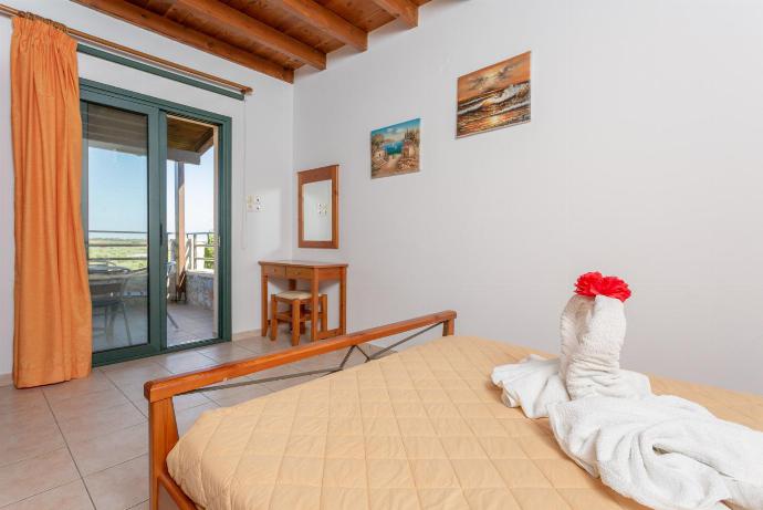 Double bedroom with A/C and balcony access with sea views . - Spiros Villas Collection . (Галерея фотографий) }}