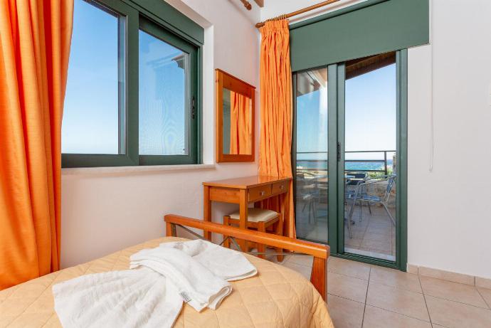 Twin bedroom with A/C and balcony access with sea views . - Spiros Villas Collection . (Galería de imágenes) }}