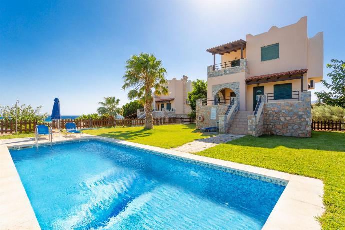 ,Beautiful villa with private pool, terrace, and lawn with sea views . - Spiros Villas Collection . (Galería de imágenes) }}