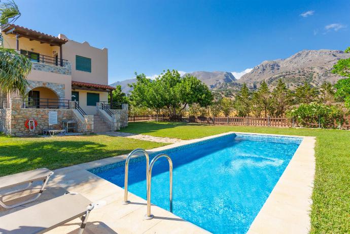 Beautiful villa with private pool, terrace, and lawn with sea views . - Spiros Villas Collection . (Галерея фотографий) }}