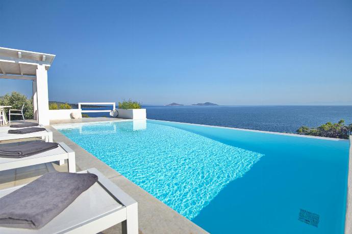 Villa Nireas Infinity Pool