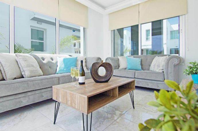 Open-plan living room with sofas, dining area, kitchen, A/C, WiFi internet, and satellite TV . - Villa Avian . (Galería de imágenes) }}