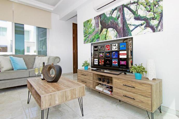 Open-plan living room with sofas, dining area, kitchen, A/C, WiFi internet, and satellite TV . - Villa Avian . (Galería de imágenes) }}