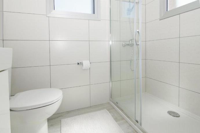 Family bathroom with bath and shower . - Villa Avian . (Fotogalerie) }}