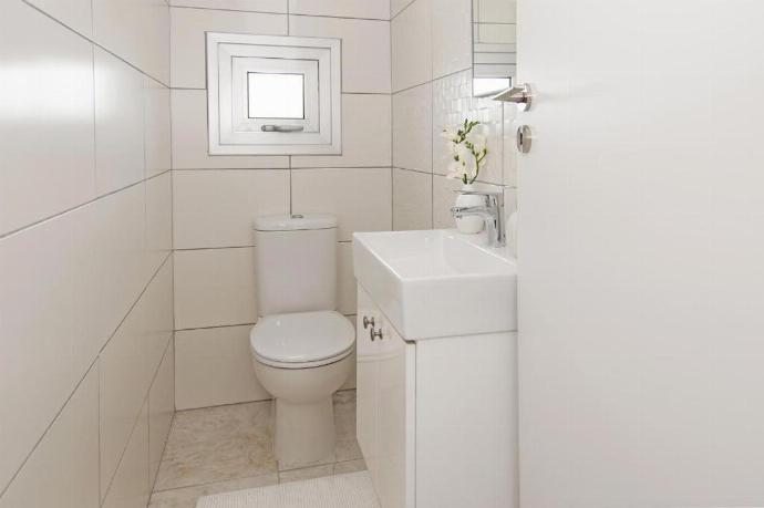 Family bathroom with bath and shower . - Villa Avian . (Galería de imágenes) }}