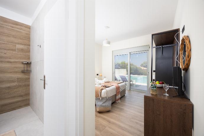 Double bedroom with en suite bathroom and A/C . - Villa Kira . (Photo Gallery) }}