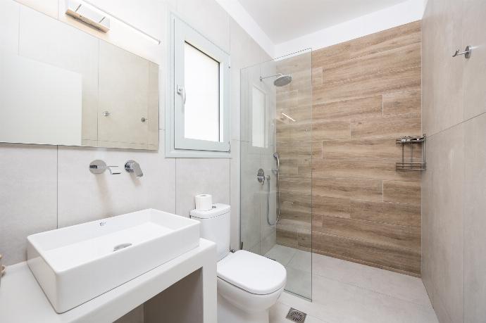 En suite bathroom with shower . - Villa Kira . (Photo Gallery) }}