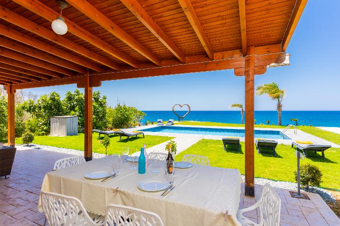 Sheltered terrace area . - Villa Beach Heaven . (Photo Gallery) }}
