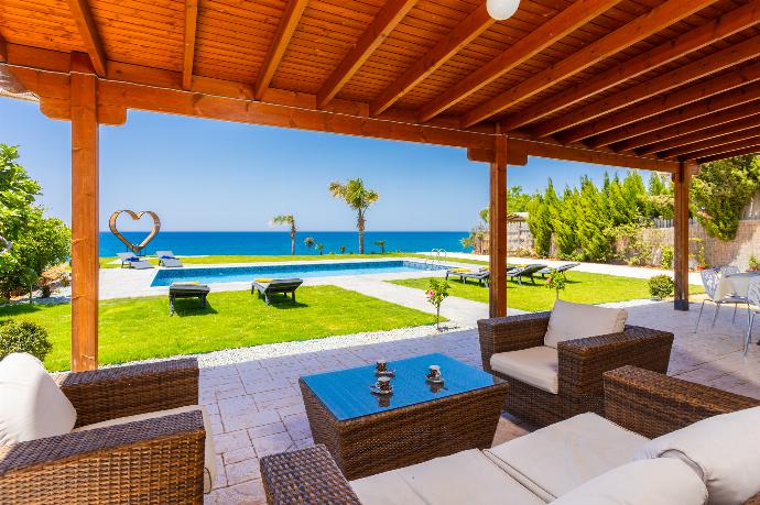 Sheltered terrace area . - Villa Beach Heaven . (Photo Gallery) }}