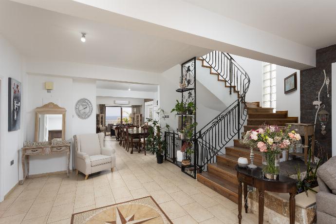 Main building: entrance to Villa Yfalos . - Villa Beach Heaven . (Photo Gallery) }}