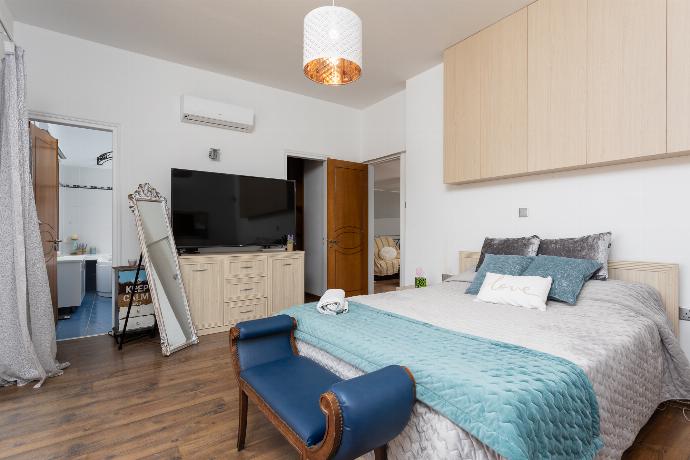 Main building: double bedroom with en suite bathroom, A/C, TV, walk-in wardrobe, and sea views . - Villa Beach Heaven . (Photo Gallery) }}