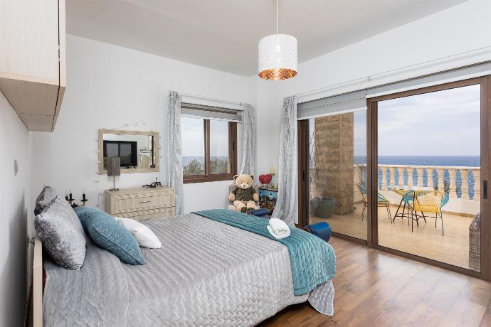 Main building: double bedroom with en suite bathroom, A/C, TV, walk-in wardrobe, and sea views . - Villa Beach Heaven . (Photo Gallery) }}