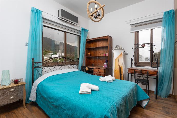Main building: double bedroom with A/C . - Villa Beach Heaven . (Photo Gallery) }}
