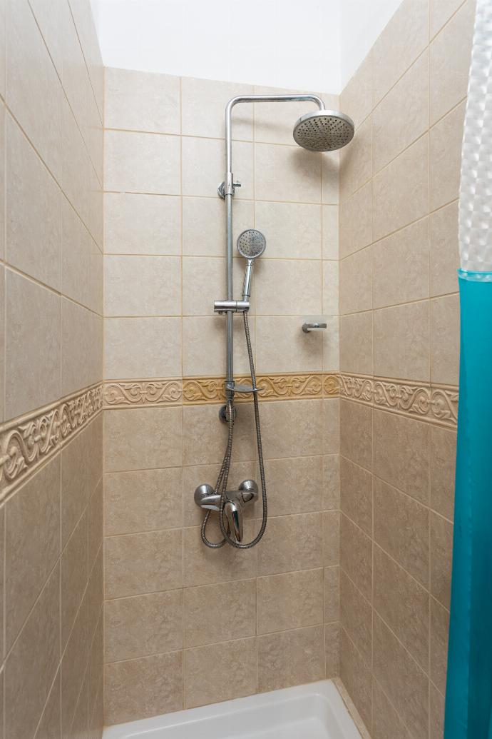 Main building: en suite shower . - Villa Beach Heaven . (Photo Gallery) }}