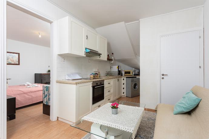 Side apartment: open-plan living room with sofa and equipped kitchen . - Villa Beach Heaven . (Photo Gallery) }}