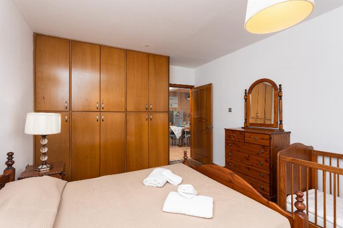 Front apartment: double bedroom with A/C and TV . - Villa Beach Heaven . (Photo Gallery) }}