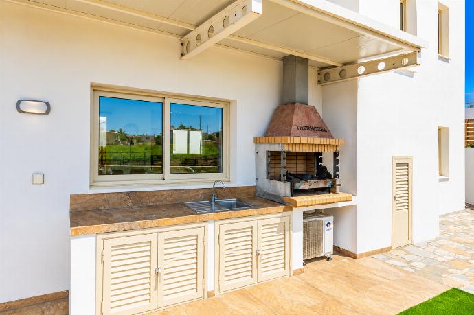Terrace area with BBQ . - Villa Diana Seaside . (Γκαλερί Φωτογραφιών) }}