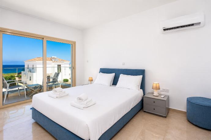 Double bedroom with en suite bathroom, A/C, and sea views . - Villa Diana Seaside . (Γκαλερί Φωτογραφιών) }}