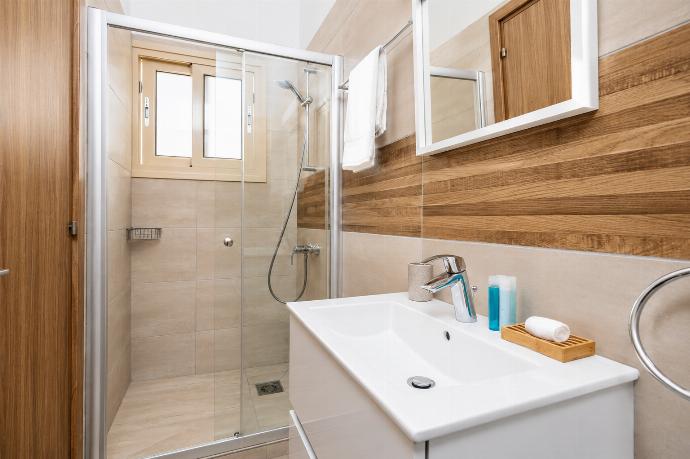 En suite bathroom with shower . - Villa Diana Seaside . (Γκαλερί Φωτογραφιών) }}