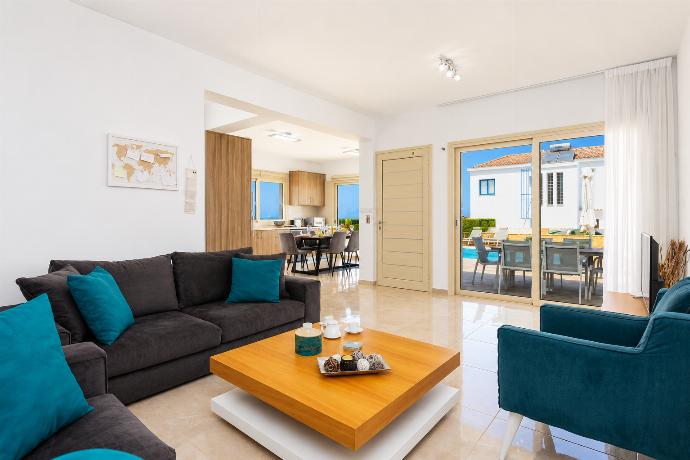 Open-plan living room with sofas, dining area, kitchen, A/C, WiFi internet, satellite TV, and sea views . - Villa Diana Seaside . (Γκαλερί Φωτογραφιών) }}