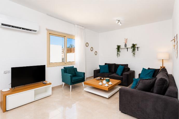 Open-plan living room with sofas, dining area, kitchen, A/C, WiFi internet, satellite TV, and sea views . - Villa Diana Seaside . (Γκαλερί Φωτογραφιών) }}