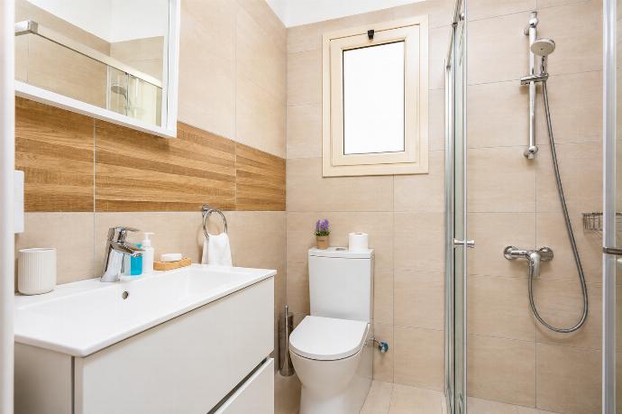 En suite bathroom with shower . - Villa Diana Seaside . (Γκαλερί Φωτογραφιών) }}
