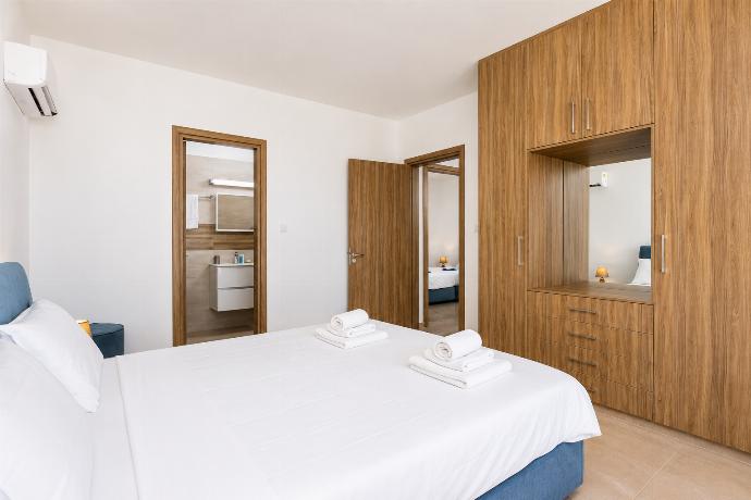 Double bedroom with en suite bathroom, A/C, and sea views . - Villa Diana Seaside . (Γκαλερί Φωτογραφιών) }}