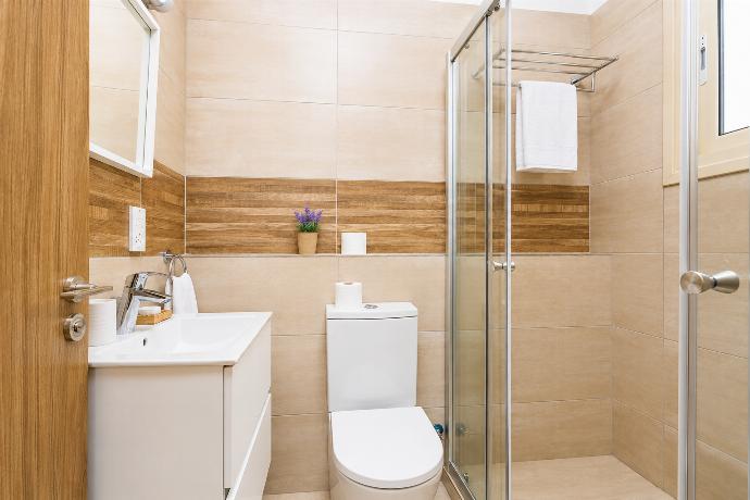 En suite bathroom with shower . - Villa Diana Seaside . (Γκαλερί Φωτογραφιών) }}