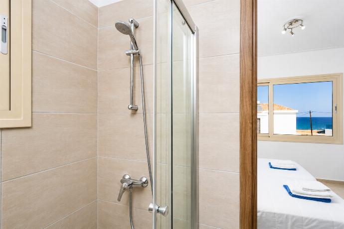 En suite bathroom with shower . - Villa Diana Seaside . (Γκαλερί Φωτογραφιών) }}