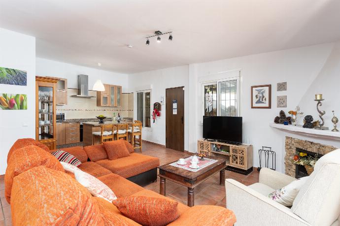 Open-plan living room with sofa, dining area, kitchen, ornamental fireplace, A/C, WiFi internet, and satellite TV . - Villa Tinao . (Галерея фотографий) }}