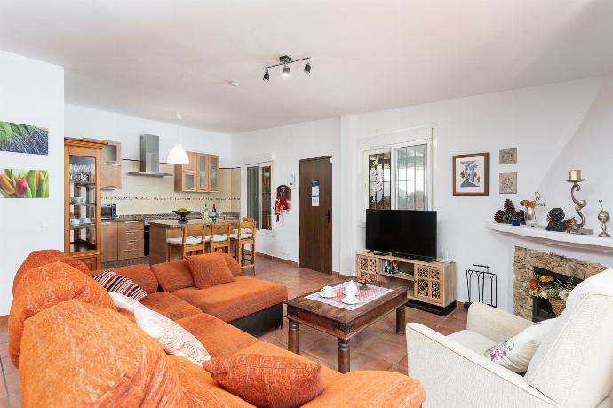 Open-plan living room with sofa, dining area, kitchen, ornamental fireplace, A/C, WiFi internet, and satellite TV . - Villa Tinao . (Galleria fotografica) }}